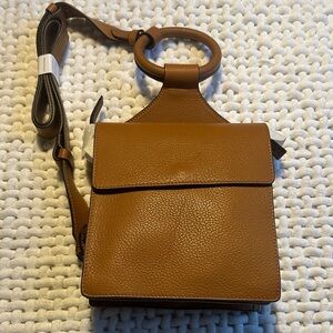 Carousel sling bag

Elegant Tan Leather Women's Bag